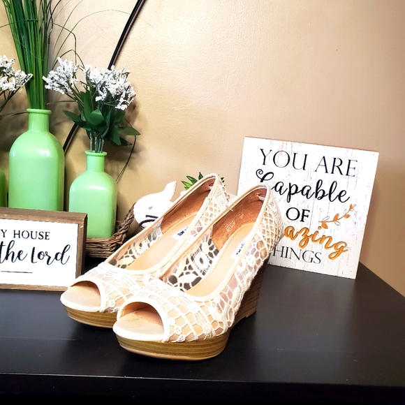 American Eagle Lace Wedge Sandals - Picture 5 of 6